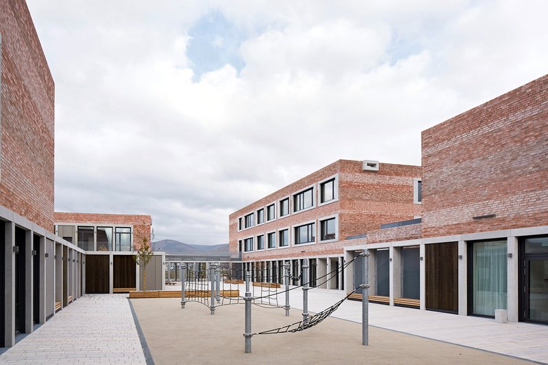 schul- und bŸrgerzentrum "b3 gadamerplatz"

planung:
datscha architekten
libanonstra§e 72a
70184 stuttgart
www.datscha-architekten.de