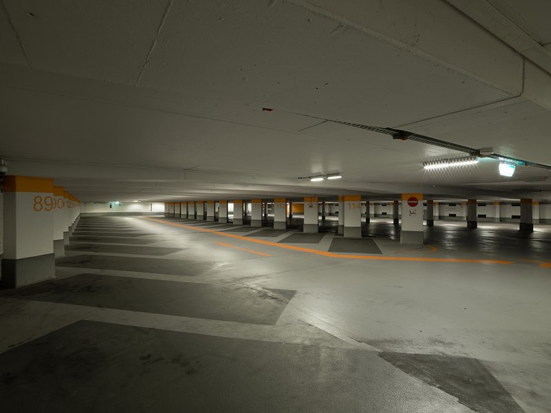 Leere Tiefgarage