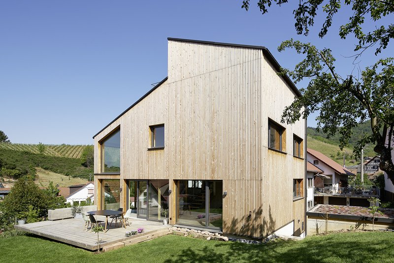 EFH in Zell-Weierbach

Architektur:
Tobias Hylla Architekten GmbH
Hafenstraße 3
77964 Kehl am Rhein
www.tobiashylla.com