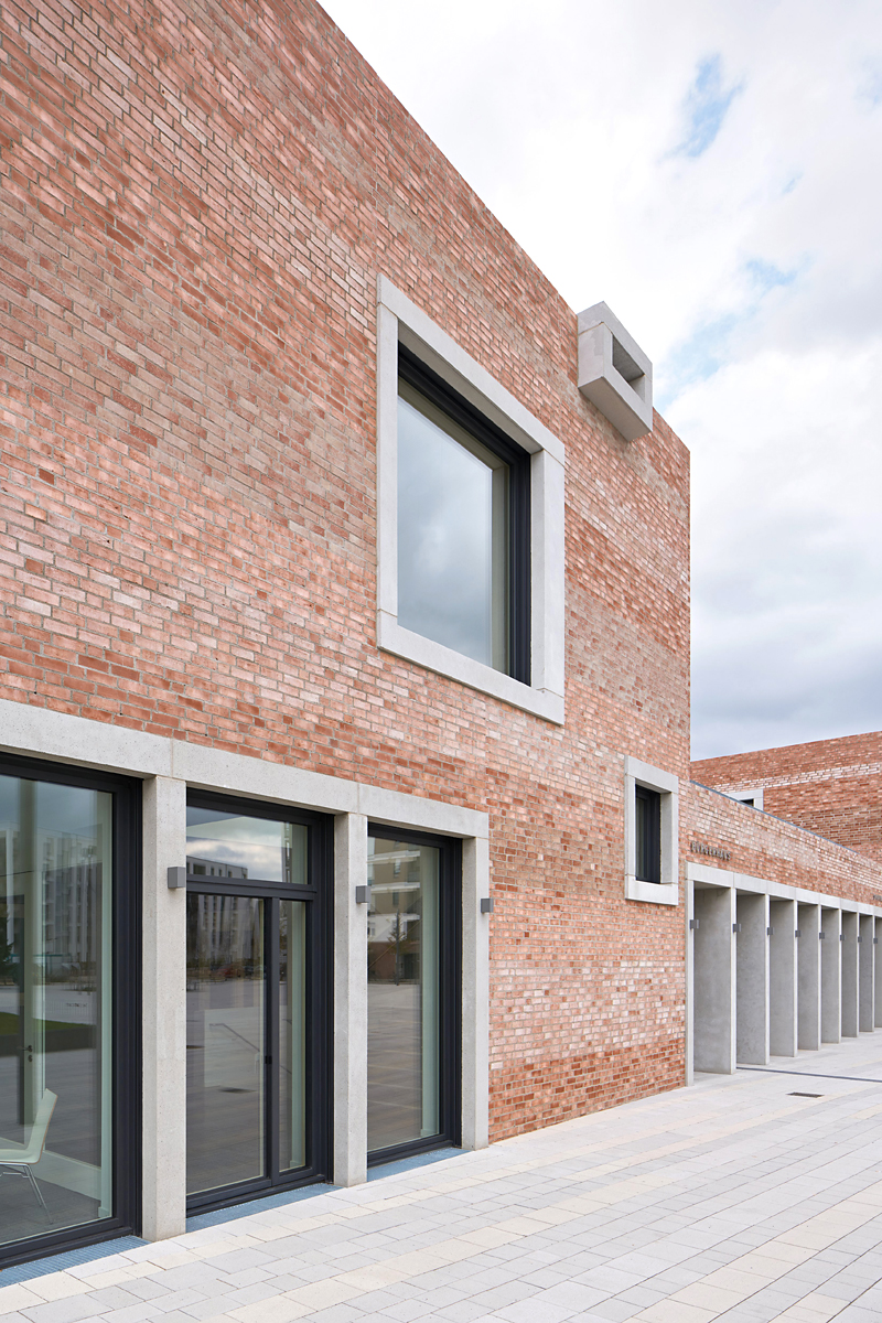 schul- und bŸrgerzentrum "b3 gadamerplatz"

planung:
datscha architekten
libanonstra§e 72a
70184 stuttgart
www.datscha-architekten.de