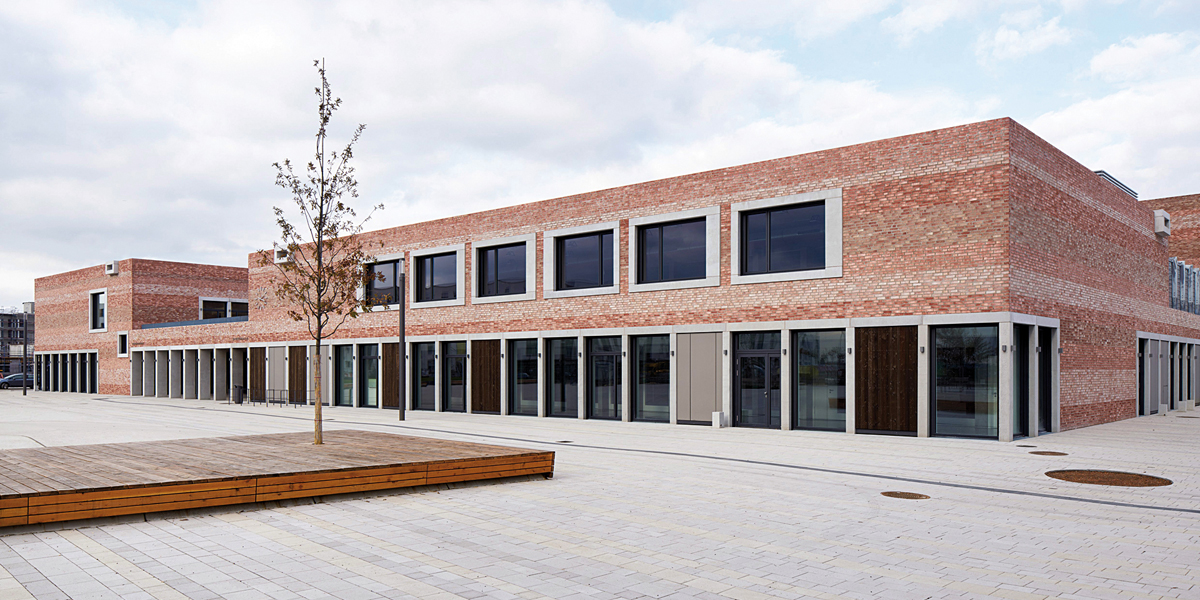 schul- und bŸrgerzentrum "b3 gadamerplatz"

planung:
datscha architekten
libanonstra§e 72a
70184 stuttgart
www.datscha-architekten.de