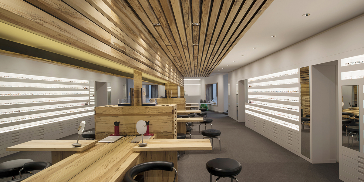 Zickenheiner Optik Loerrach, neue Innenarchitektur und Beleuchtung, Architektur von Wilhelm und Hovenbitzer und Partner, Lichtplanung von Stefan Hofmann, Lichtwerke 2016 | Zickenheiner optician, new interior architecture and illumination, architecture by 