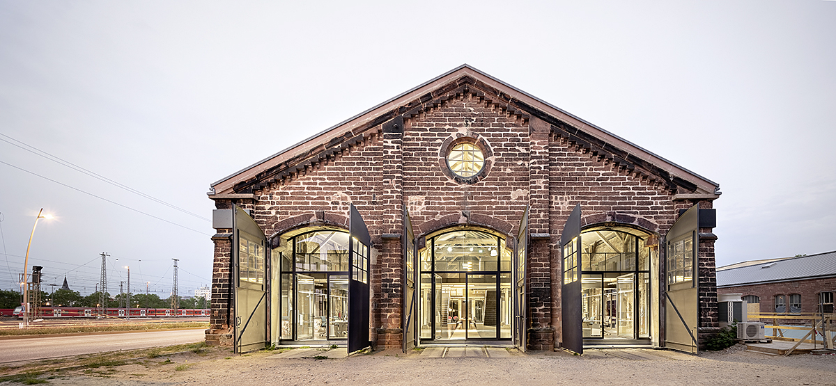 Objektname: Lokschuppen; Objekttyp: Bürogebäude, ehem. Bahnbetriebsgebäude; Standort: Glücksteinallee 41, D-68163 Mannheim; Fertigstellung: September 2018; Bauherr u. Eigentuemer: K Quadrat GbR, D-68219 Mannheim; Nutzer: Jarcke Architekten, D-68163 Ma