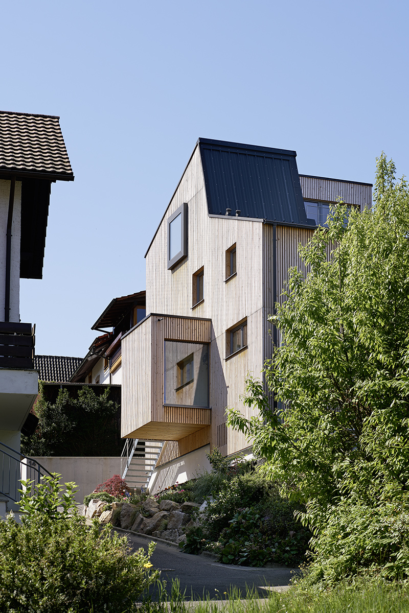 EFH in Zell-Weierbach

Architektur:
Tobias Hylla Architekten GmbH
Hafenstraße 3
77964 Kehl am Rhein
www.tobiashylla.com