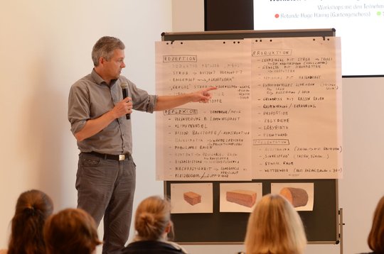 Mit einem Handschlag besiegelt