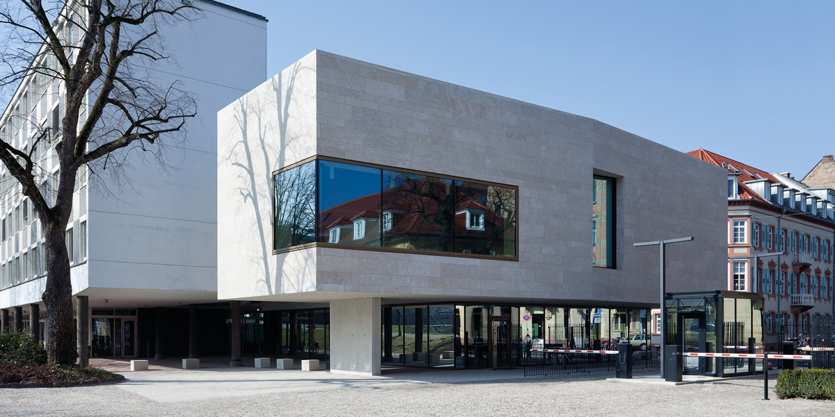 Bundesgerichtshof Karlsruhe, Empfangsgebäude mit Sitzungssaal; Architekten: Harter + Kanzler Freie Architekten BDA, Freiburg; Foto: Nikolay Kazakov