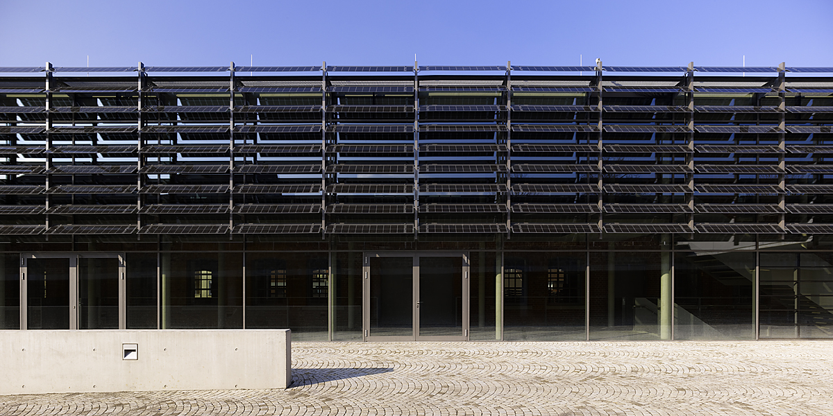 Prämiert beim Beispielhaften Bauen: Die Alte Strickfabrik Weissach wird auf der Südseite durch bewegliche Glaslamellen mit Photovoltaikelementen verschattet. | Architektur | Hansulrich Benz Weissach | Foto: H. G. Esch