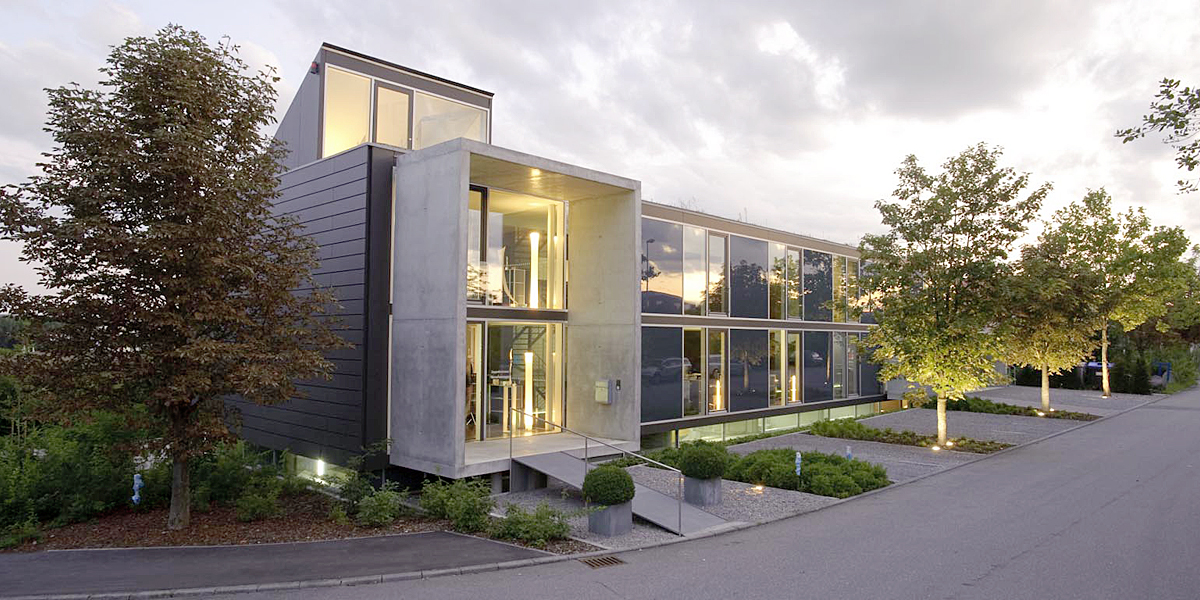 Als beispielhafter Industrie- und Gewerbebau ausgezeichnet: Bürogebäude FIXTEST Prüfmittelbau GmbH in Engen; Architekt Ingo Bucher-Beholz, Gaienhofen. Gelungene konstruktive Lösungen rücken die Bedürfnisse der Mitarbeiter in den Vordergrund