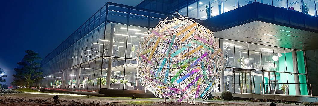 ARBURG Neubau BA 0 - Kundencenter, Loßburg, Geothermie, vertikale Photovoltaikflächen und ein intelligentes Lüftungskonzept erfüllen die gesetzlichen Vorgaben. Architekt: schmelzle + partner, Dornstetten-Hallwangen, Fotos: Arburg GmbH + Co. KG, Loßburg