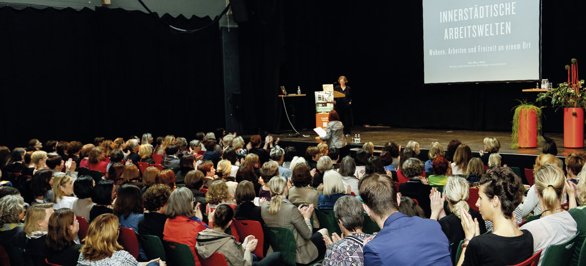 Mehr als 160 Teilnehmerinnen und Sponsoren fanden sich ein und verfolgten gebannt die Vorträge, hier Prof. Barbara Holzer, Zürich