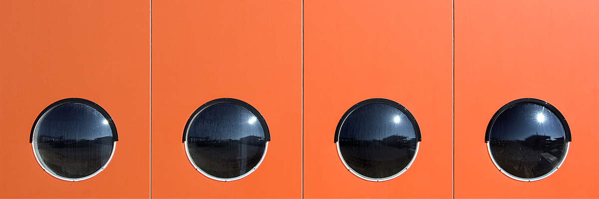 Beispielhaftes Bauen "Ostalbkreis 2003-2009", Waschstraße "Orange Box", Architekt: isin architekten Cemal Isin Aalen, Foto: Michael Schnell