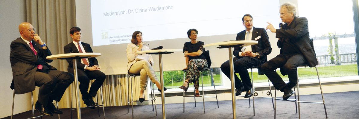 Auf dem Podium (v.l.) Jürgen King, Till Sunderkötter, Dr. Diana Wiedemann, Claudia Wald,  Alexander Aisenbrey, Martin Müller
