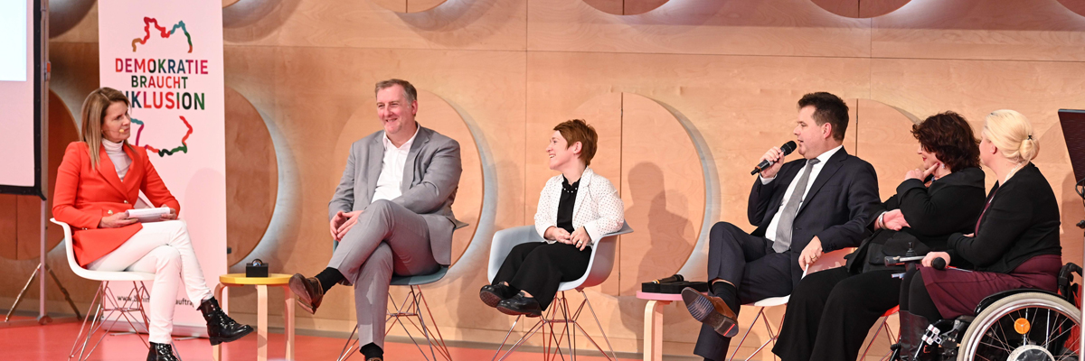 v.l.: Moderatorin Katrin Müller-Hohenstein; Markus Müller, Präsident der Architektenkammer Baden-Württemberg; Simone Fischer, Beauftragte für die Belange von Menschen mit Behinderungen der Landeshauptstadt Stuttgart; Jürgen Dusel, Beauftragter der Bundesregierung für die Belange von Menschen mit Behinderungen; Staatssekretärin Bärbl Mielich, MdL, Ministerium für Soziales und Integration Baden-Württemberg; Stephanie Aeffner, Landes-Behindertenbeauftragte Baden-Württemberg | Foto: Felix Kästle