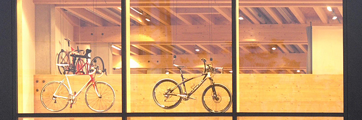 Prämiert beim Auszeichnungsverfahren Beispielhaftes Bauen: Fahrradstation Lörrach "VELÖ" mit Bike- und Snowboardshop "follow me"; Architekten: Zickenheiner Architekten GmbH, Lörrach; Foto: Moris Lauinger