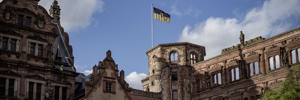 Heidelberg als Ort ist präzise gewählt: Vor 110 Jahren entstand hier der Zündfunke für den heutigen Begriff der Denkmalpflege. Damals diskutierte man Rekonstruktionspläne für das berühmte Schloss. 1901 schaltete sich der Architekturhistoriker Georg Dehio in die Diskussion und lieferte die Argumente, warum man den Heidelberger Ottheinrichsbau, Glanzstück deutscher Renaissance-Architektur, und das ganze Schloss als Ruine erhalten und nie rekonstruierend vervollständigt hat. | Foto: Thilo Ross