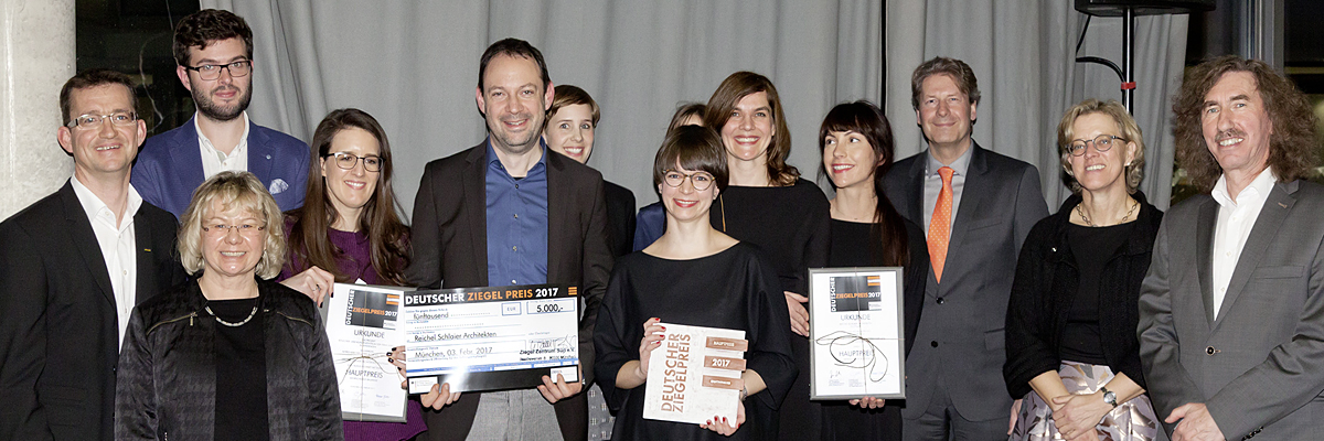 Die HauptpreisträgerInnen (in mehrschaliger Ziegelbauweise), die für das Besucherzentrum der Firma Kärcher in Winnenden ausgezeichnet wurden; Foto: Ziegel Zentrum Süd e.V./ G. Kürzinger