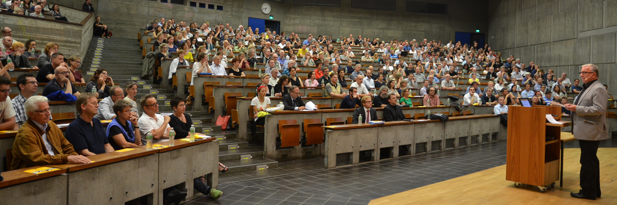 In Stuttgart füllten die Mitglieder den Tiefenhörsaal sowie einen benachbarten Hörsaal, in denen die Vorträge live übertragen wurden.