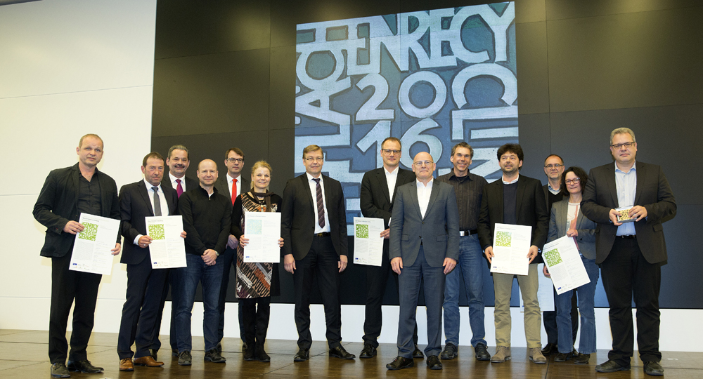 Gratulation! Minister Winfried Hermann (6.v.r.) verlieh im Rahmen einer Feierstunde  den Flächenrecyclingpreis 2016 an die zehnköpfige Delegation aus Tübingen (rechts im Bild) und den Sonderpreis an die drei Vertreter aus Gamburg, Foto: Horst Rudel