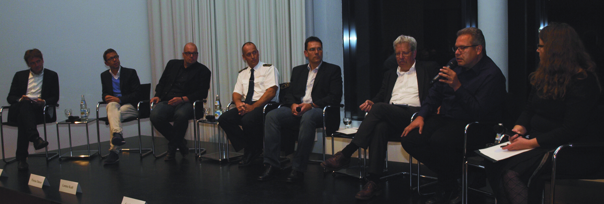 Die Diskutanten: v.l. Matias Stumpfl, Florian Danner, Lorenz Kraft, Guido Plischek, Bernd Lettau, Prof. Dr. Michael Goer, Cord Soehlke und Anja Stemshorn