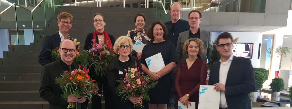 Preisträgerinnen und Preisträger sowie Mitglieder der Jury am 3. Dezember im Haus der Bundespressekonferenz in Berlin