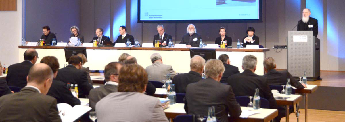 Professor Rudolf Kleine, Vorsitzender des Kammerbezirks Karlsruhe, begrüßte die Delegierten in Pforzheim