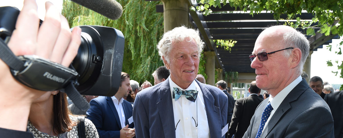 Beim Sommerlichen Empfang der Architektenkammer Baden-Württemberg am 8. Juli 2015:  Peter Conradi im Gespräch mit Bundestagspräsident Prof. Dr. Norbert Lammert (l.); Fotograf Felix Kästle