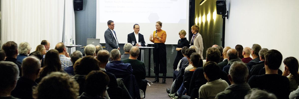Im Karlsruher Architekturschaufenster diskutierten (v.l.) Volker Auch-Schwelk, Hans Dieterle, Christine Lemaitre, Angie Müller und Barbara Bisch; Foto: DGNB