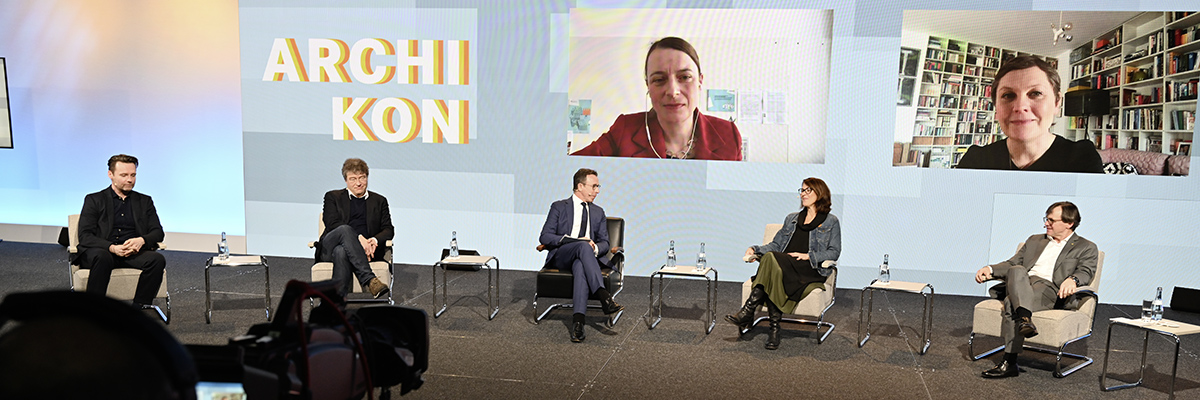 Auf dem Podium "Räume gestalten" diskutierten: Stephan Lenzen, Prof. Mark Michaeli, Dr. Tillman Prinz (Moderator), Susanne Schreiber, Matthias Schuster. Online zugeschaltet waren: Prof. Dr. Agnes Förster und Prof. Dr. Vanessa Miriam CarlowFotos: Felix Kästle