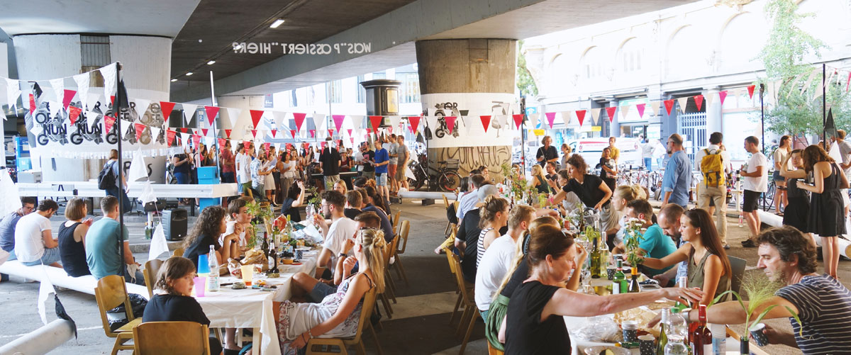 Wo früher Autos parkten: Brettjause auf dem Österreichischen Platz. Foto: Stadtlücken e.V.