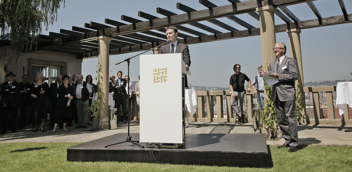 Minister Dr. Nils Schmid am Rednerpult; rechts: Präsident Wolfgang Riehle