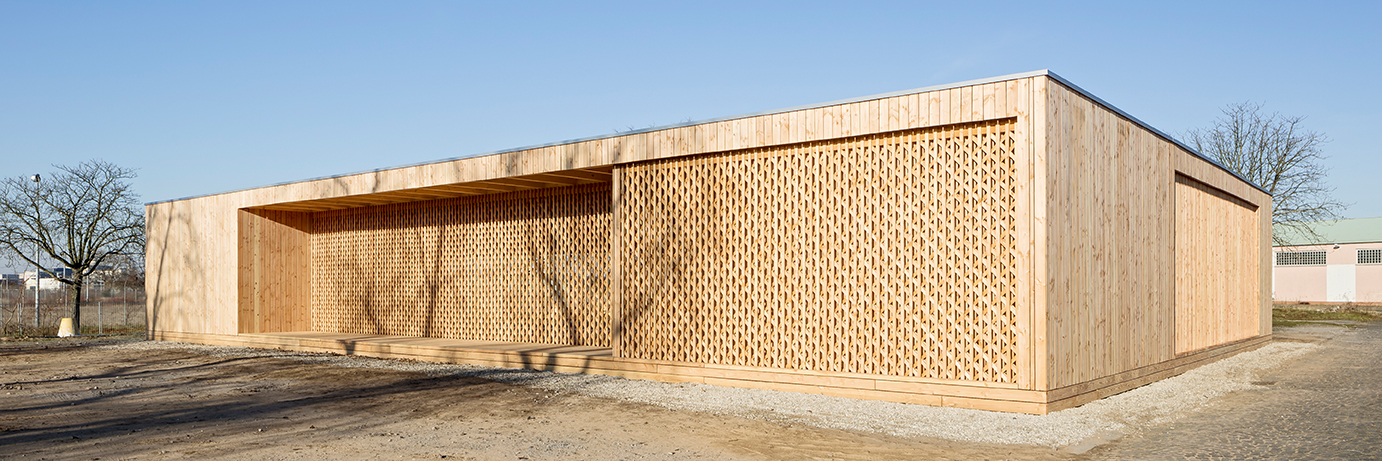 Beispielhaftes Bauen: Gemeinschaftshaus Flüchtlingsunterkunft Spinelli in Mannheim; ARGE Krötsch Graf Kretzer, zusammen mit der Studierendengruppe „Atelier U20“, Fachbereich Architektur der TU Kaiserslautern; Foto: Yannick Wegner