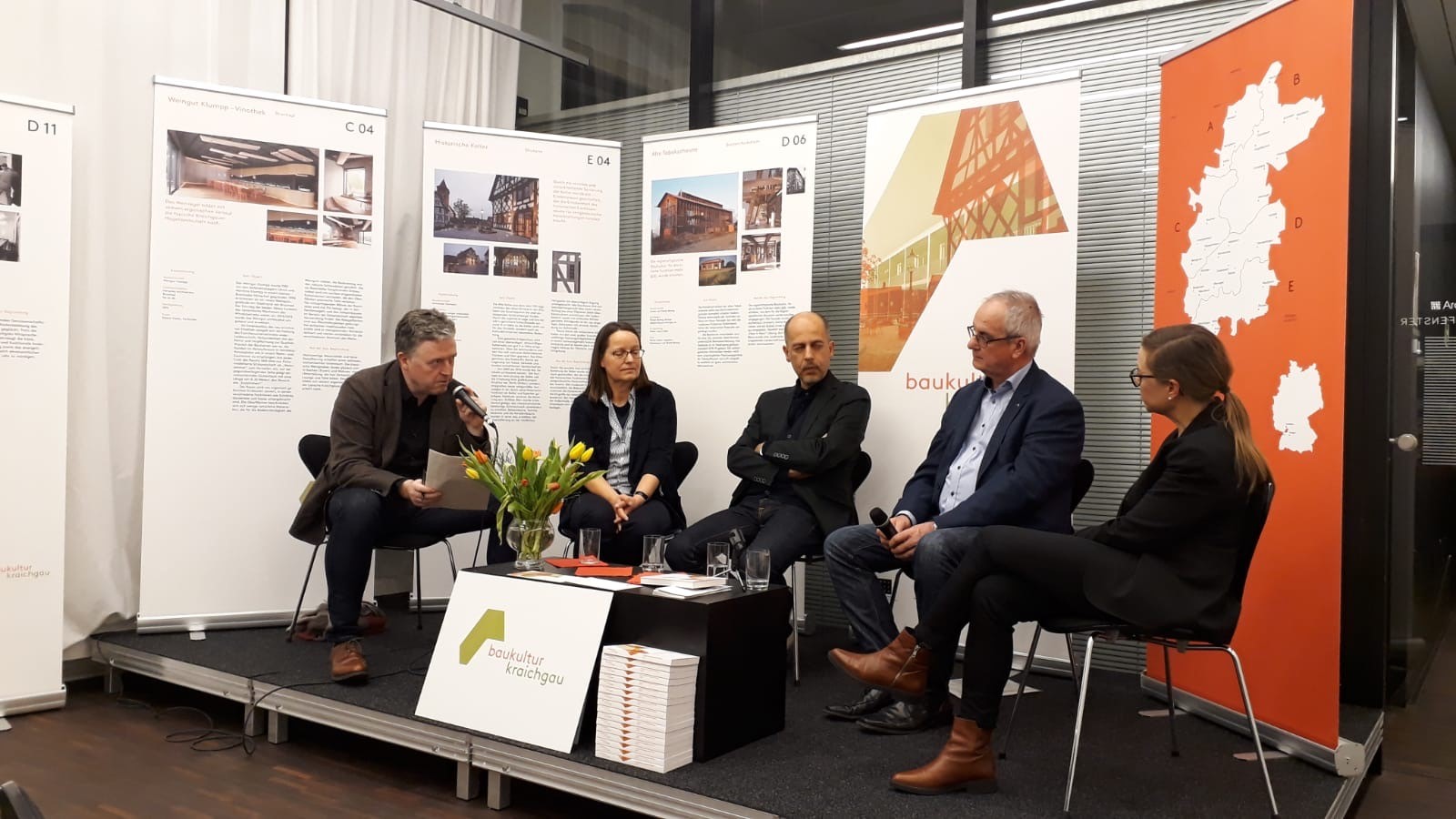 v.l.n.r. Andreas Grube Bezirksvorstand KB KA, Ruth Scheurer Architektin/Gestaltungsberatung Naturpark Südschwarzwald, Afsin Arabzadeh Architekt, Ulrich Klumpp Winzer, Christina Lennhof Tourismusverband Kraichgau-Stromberg e.V.. Bildquelle ASF/Kammerbezirk Karlsruhe.