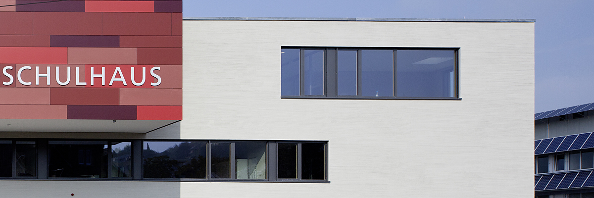 Prämiert beim Beispielhaften Bauen: Evangelisches Montessori-Schulhaus, 1. BA: Realschule mit Sporthalle und Mensa, Freiburg i. Br. | Architekten: Spiecker und Sautter Planungsgesellschaft mbH, Freiburg i.Br.; Landschaftsarchitekt: Andreas Krause Landschaftsarchitektur, Freiburg i.Br. | Foto: Ingeborg Lehmann