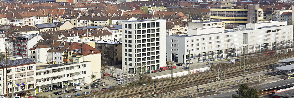 Prämiert beim Beispielhaften Bauen und mit dem DGNB-Preis Nachhaltiges Bauen 2016: Generalsanierung und Aufstockung Wohnhochhaus, Pforzheim | FREIVOGEL MAYER Architekten, Ludwigsburg | Foto: Dietmar Strauß