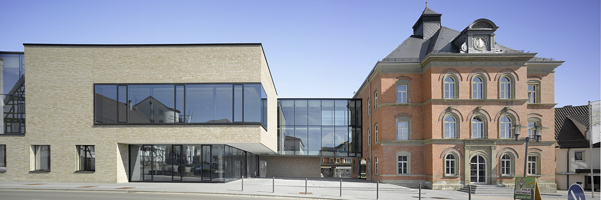 Prämiert beim Beispielhaften Bauen: Neubau und Sanierung Rathaus Ebersbach | Architekten: harris + kurrle architekten bda Joel Harris und Volker Kurrle, Stuttgart mit Lieb + Lieb Architekten BDA, Freudenstadt; Jetter Landschaftsarchitekten, Stuttgart | Foto: Roland Halbe