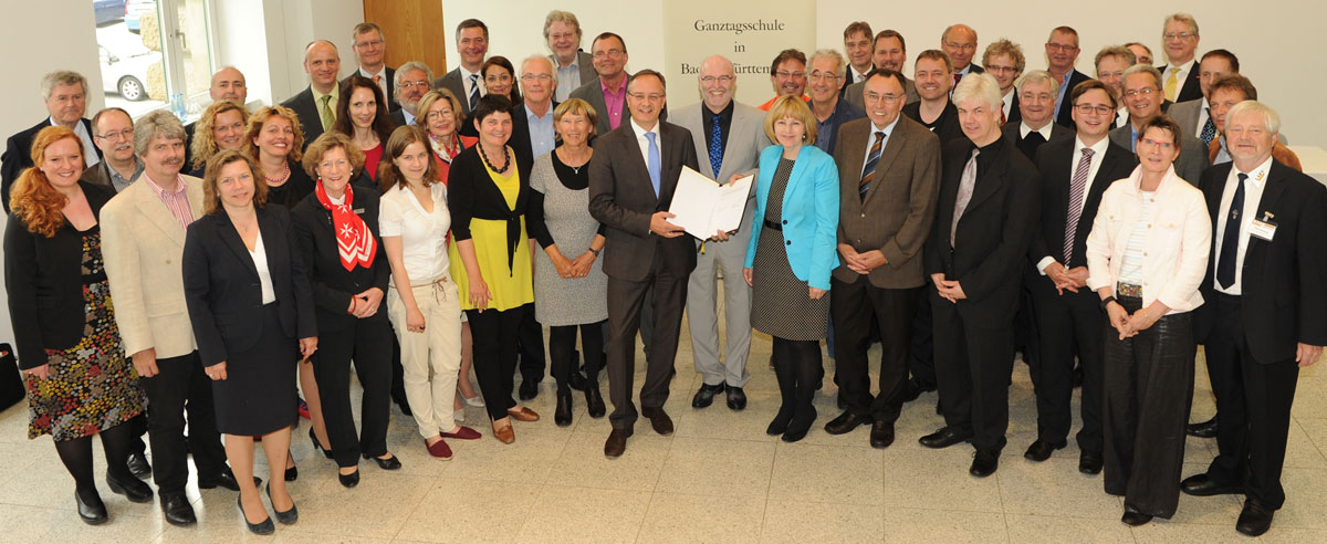 Rund 40 Vereinigungen und Verbände haben die Rahmenvereinbarung zur Kooperationsoffensive Ganztagsschule unterzeichnet. In der Mitte v.l.n.r.: Kultusminister Andreas Stoch, Bürgermeister Rainer Stolz (Städtetag), Kultusstaatssekretärin Marion v. Wartenberg