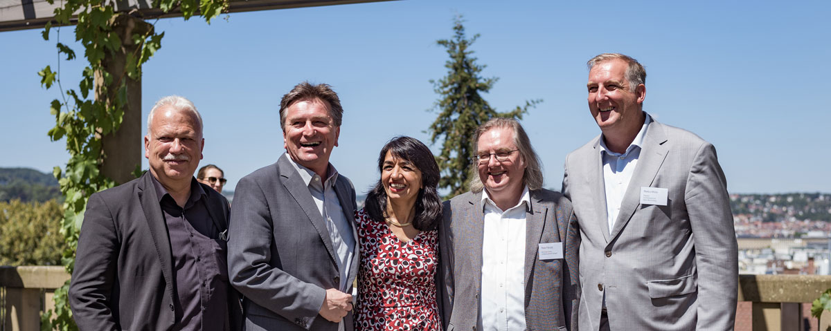 v.l. Stadtrat Andreas Winter, Sozialminister Manne Lucha, Landtags-Präsidentin Muhterem Aras, Bau-Bürgermeister Peter Pätzold und AKBW-Präsident Markus Müller; Foto: Thilo Ross