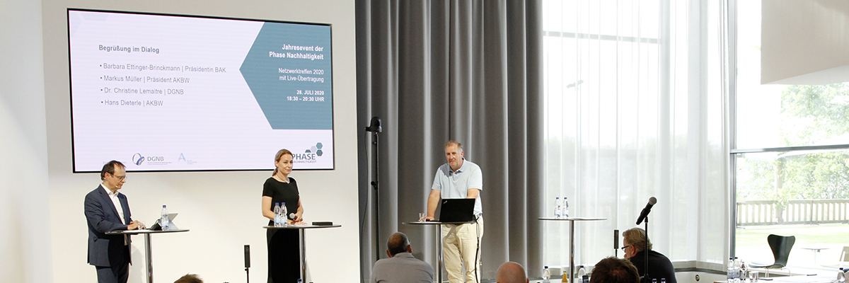 AKBW-Hauptgeschäftsführer Hans Dieterle, Dr. Christine Lemaitre (DGNB) und Kammerpräsident Markus Müller auf dem Podium. | Fotos: DGNB