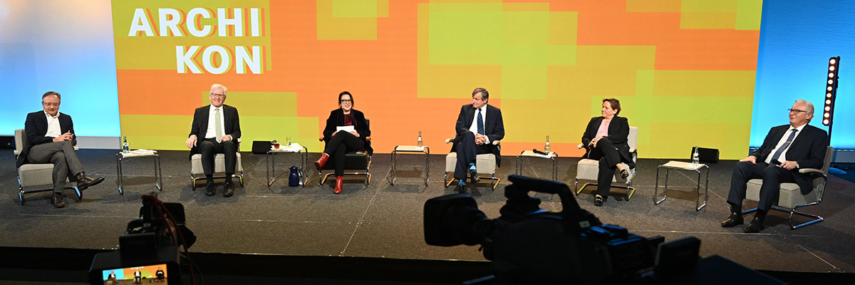 Die fünf Spitzenkanditat*innen der im Landtag vertretenen Parteien exklusiv auf dem Archikon-Podium (v.l.): Andreas Stoch (SPD), Winfried Kretschmann (Grüne), Gabriele Renz (Moderation), Hans-Ulrich Rülke (FDP/DVP), Susanne Eisenmann (CDU) und Bernd Gögel (AfD). | Fotos: Felix Kästle