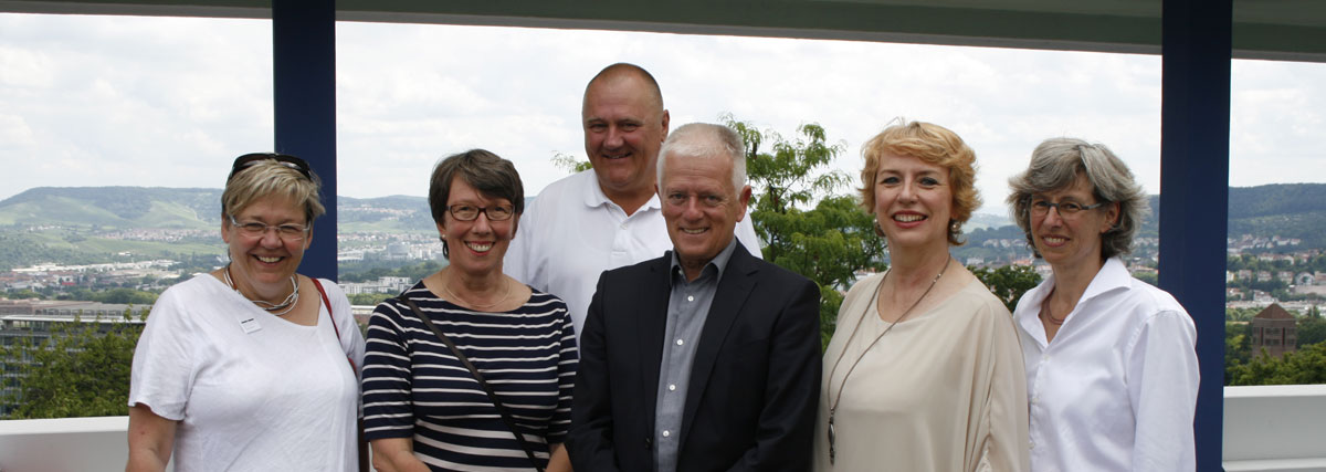 Freuen sich gemeinsam über den frisch verliehenen Weltkulturerbe-Titel: Vertreterinnen und Vertreter* der Stadt und der Weissenhofsiedlung auf der Dachterrasse von Le Corbusiers Doppelhaus