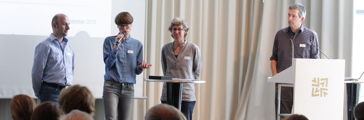 Moderatorin Jeannette Merker (mit Mikro) stellte die drei Workshopleiter vor (v.l.): Markus Lägeler, Anja Krämer, Dr. Dr. Arne Winkelmann