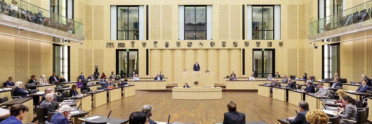 Blick in den Plenarsaal des Bundesrats | Architekten Schweger + Partner, Hamburg | Foto: Bundesrat / Dirk Deckbar