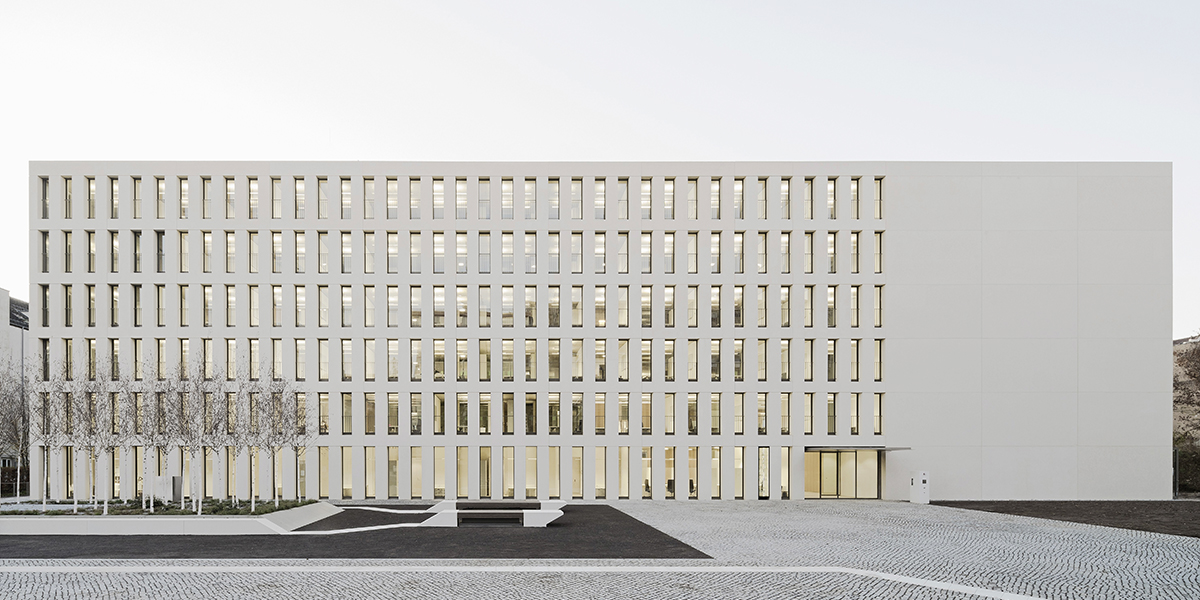 Der Neubau des Finanzamts Karlsruhe im Areal Durlacher Allee, entworfen von wittfoht architekten, wurde im Januar offiziell an den Nutzer übergeben. Das Stuttgarter Architekturbüro hatte den Auftrag im Rahmen eines VOF-Verfahrens erhalten. Die Bauherrschaft, Vermögen und Bau Baden-Württemberg, gehört zu den größten öffentlichen Auftraggebern im Land. Das Areal Durlacher Allee 29-33 ist geprägt durch das denkmalgeschützte ehemalige Gebäude der Parfümfabrik „Wolff und Sohn“, in dem heute das Polizeipräsidium Karlsruhe untergebracht ist. Der westlich an das Fabrikareal anschließende Neubau des Finanzamts, schafft mit seiner architektonischen Sprache und Materialisierung eine Verbindung zwischen Alt und Neu.Foto: Brigida González