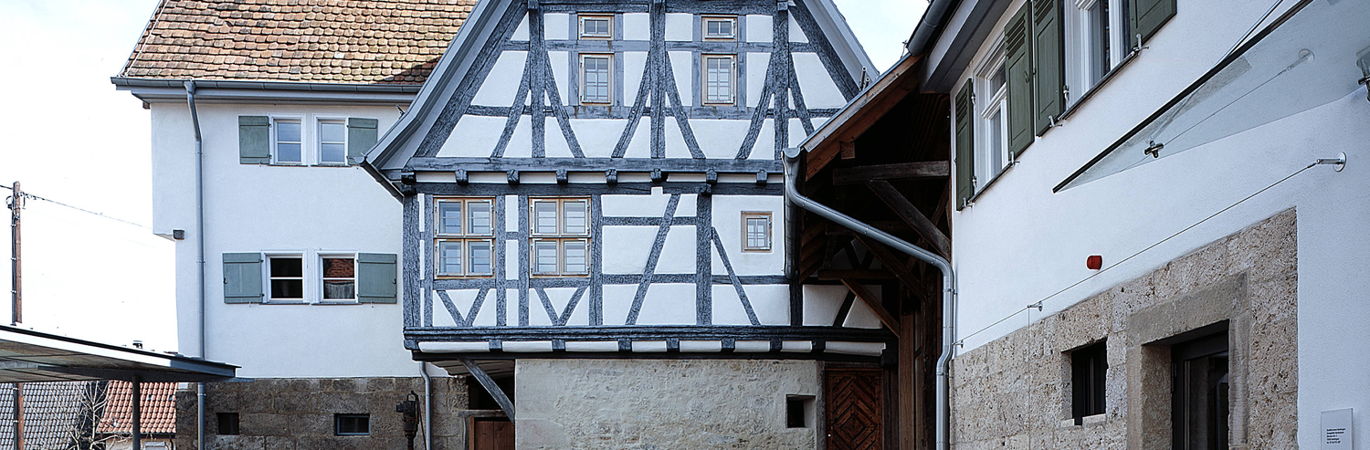 Ältere Häuser liegen oft zentrumsnah und erfüllen damit den Wunsch nach guter Einbindung in den Ort, Metzingen, Architekt:Albrecht Weber Büro für Baudenkmale Langenargen am Bodensee Dierig Architekten Wolfgang Dierig, Ravensburg-Berg, Foto: Dietmar Strauss