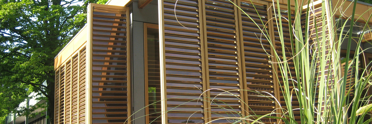 Lamellen mit Photovoltaikmodulen dienen als sommerlicher Wärmeschutz und zur Energiegewinnung - Sieger des Solardecathlon-Wettbewerbs 2007
