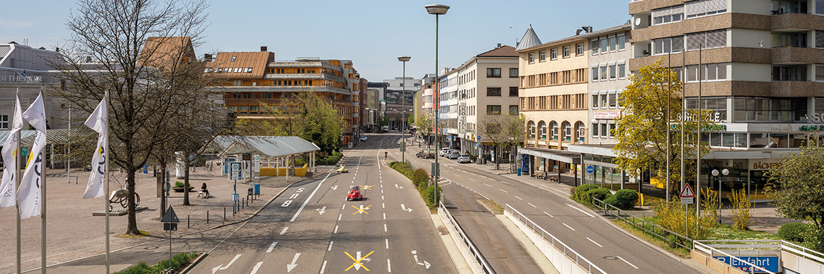 In Pforzheim wurde der historische Stadtgrundriss nahezu komplett aufgegeben zugunsten einer Neudefinition verkehrsgerechter Räume. Hier der Blick von der Gernika-Brücke am Waisenhausplatz. | Foto: Bernhard Friese