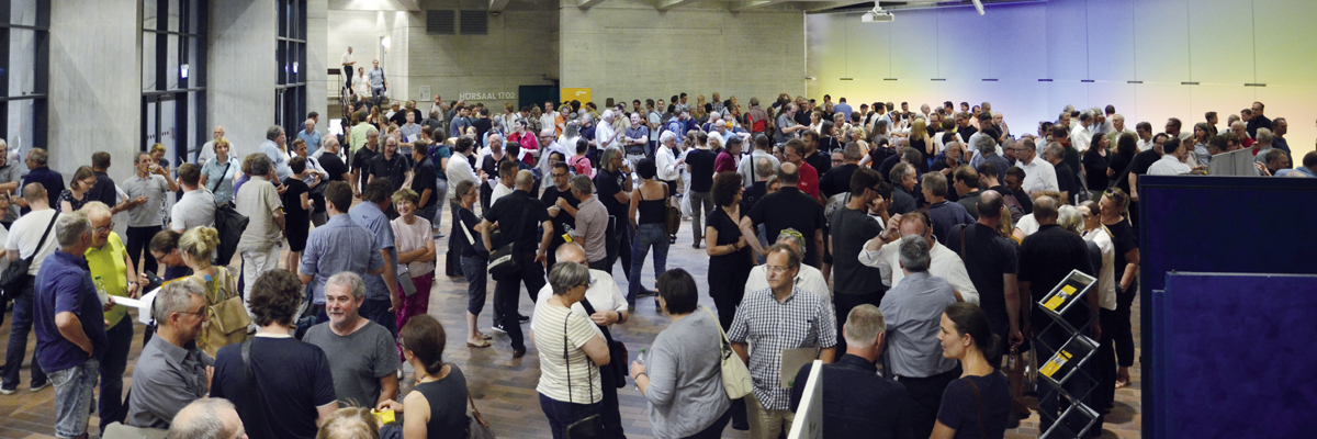 Im Foyer der Tiefenhörsäle an der Universität Stuttgart gab es in der Pause Gelegenheit alte Bekannte, ehemalige Mitstudierende und neue Kolleginnen und Kollegen zu treffen.