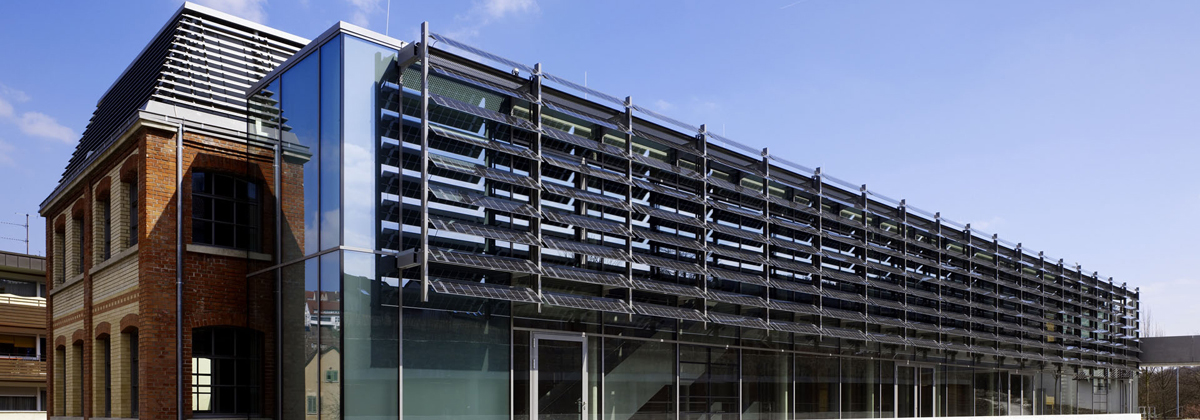 Alte Strickfabrik Weissach: Auf der Südseite verschatten bewegliche Glaslamellen mit Photovoltaikelementen die Fassade. Diese können entsprechend dem Sonnenstand nachgeführt werden. Architekt: Architektur | Hansulrich Benz, Foto: H. G. Esch